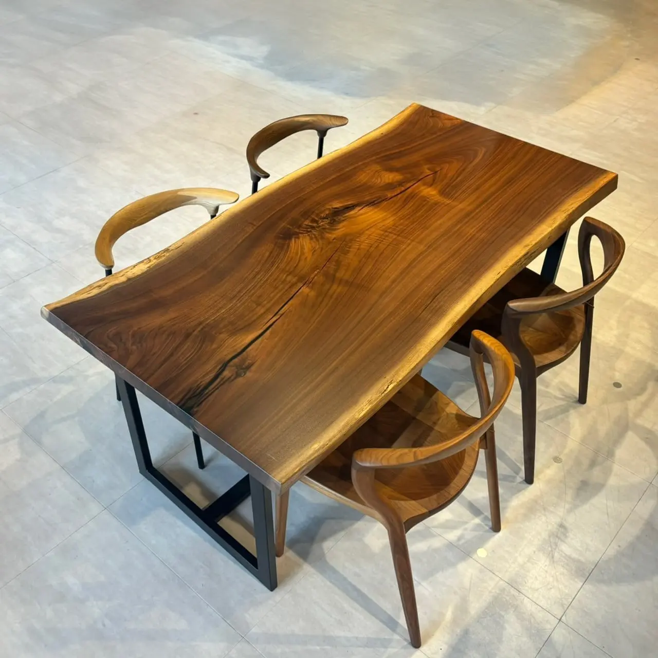 天神店　ウォールナット　幅160×奥行80-83×厚み5.1cm