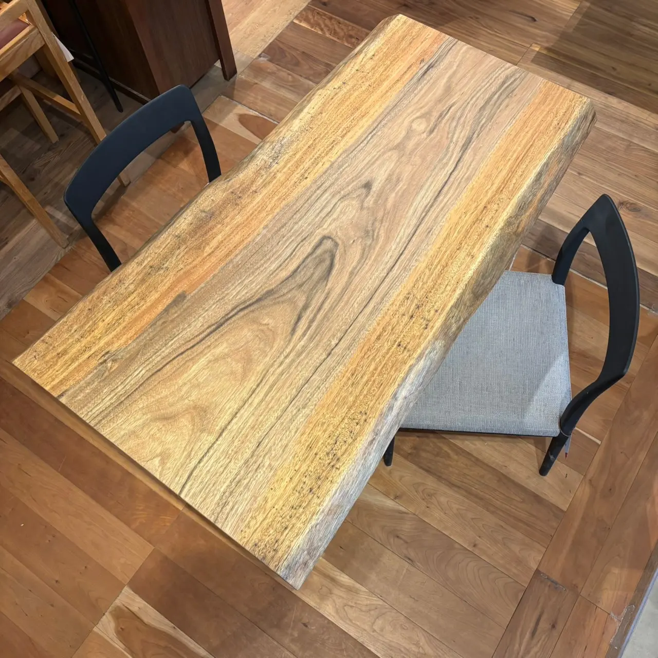 吉祥寺店　パプアニューギニアウォールナット　幅130×奥行56.5-71.5×厚み5(cm)