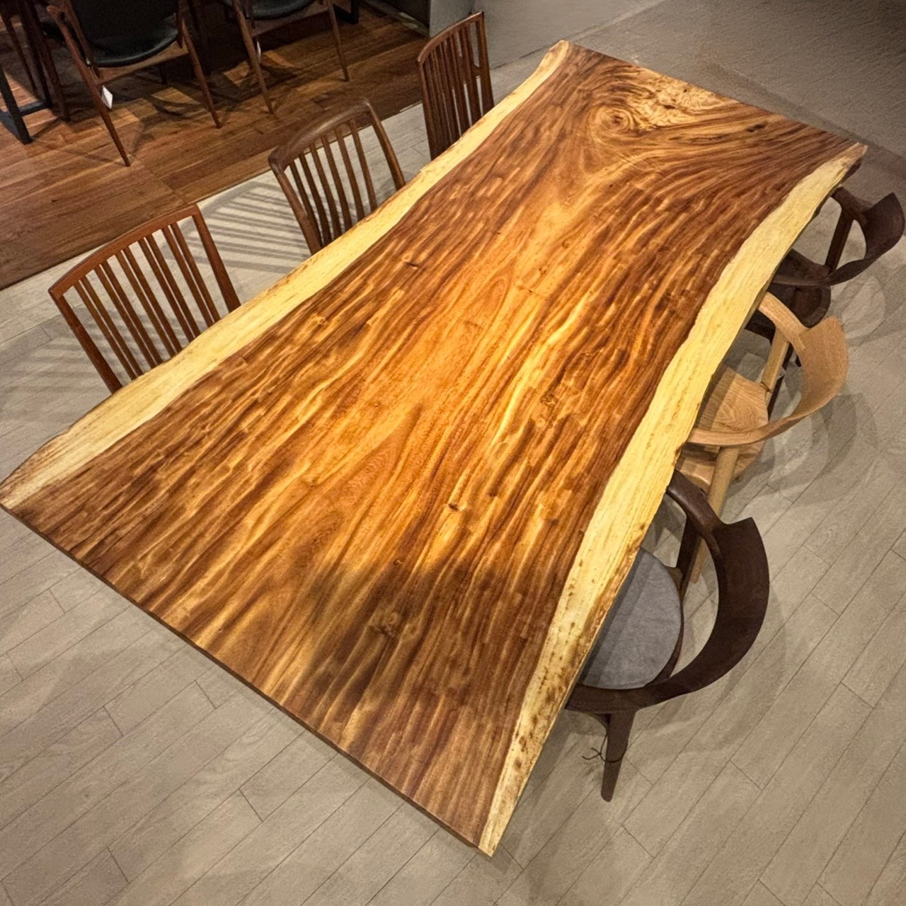 新宿店　モンキーポッド　幅240×奥行101-115×厚み5cm