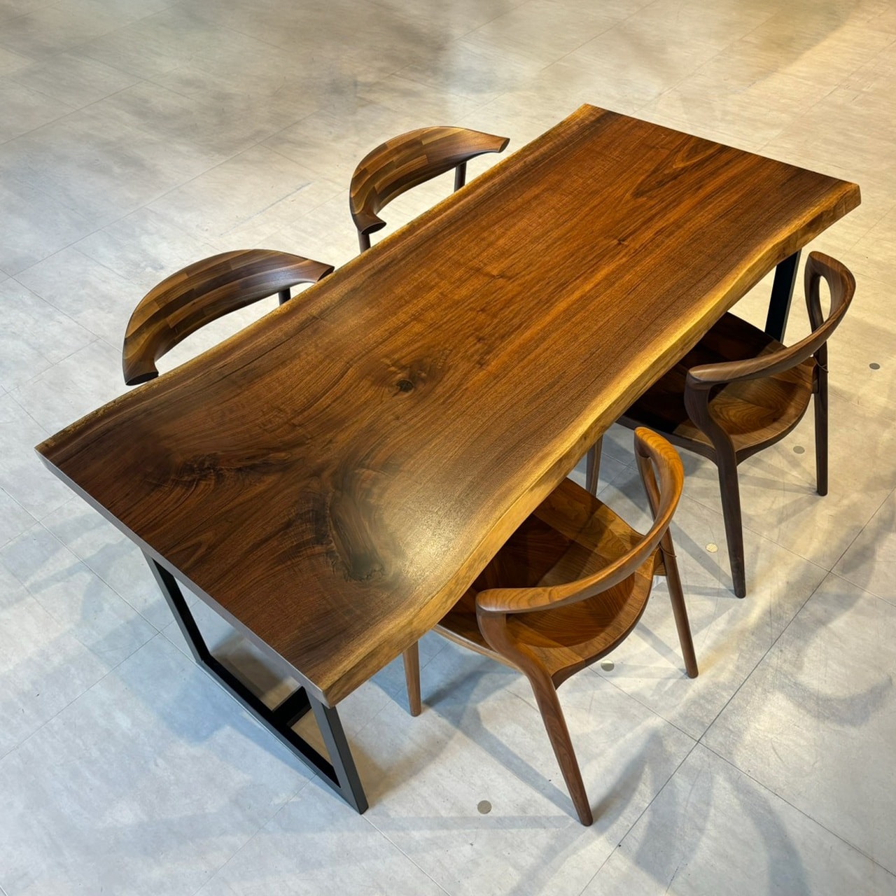 天神店　ウォールナット　幅180×奥行80-88×厚み5.2cm