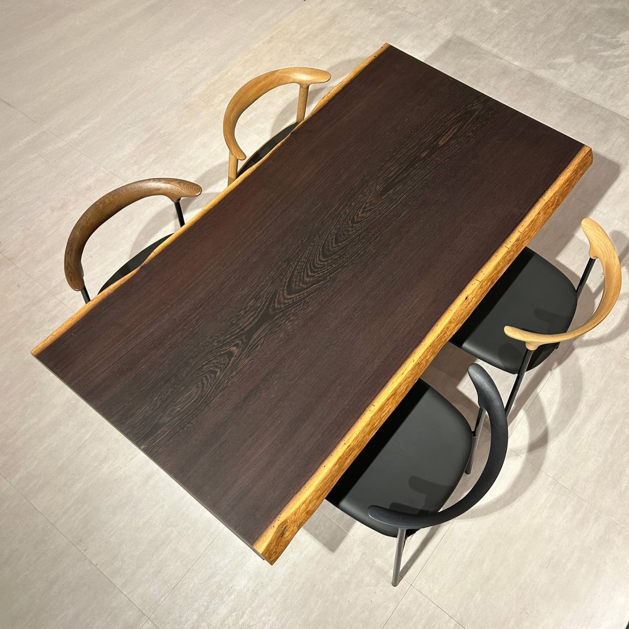 横浜店　ウェンジ　幅160×奥行80-82.5×厚み5.6cm