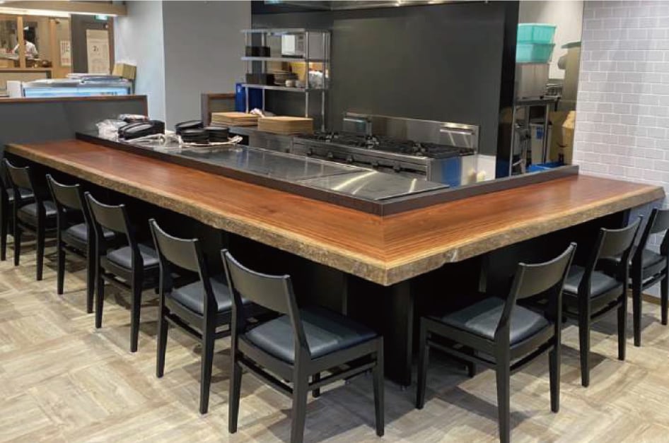 長さ７ｍの板を切り分けて制作したL字カウンターテーブル カフェテーブル （サペリ）