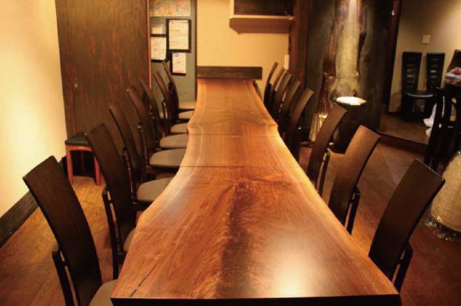 団体のお客様がご来店の際にはそれぞれを繋げて使用できる、一枚のテーブルに飲食店テーブル カフェテーブル （ウォールナット）