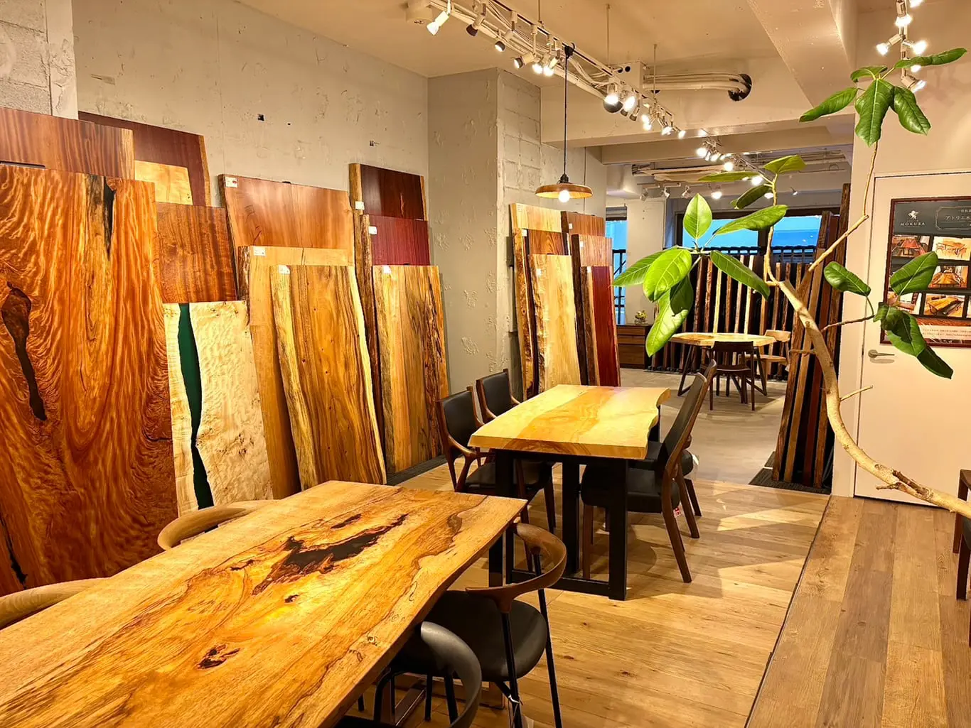 都内で唯一のアウトレット品取り扱い店、一枚板に加え、椅子・脚のアウトレット品も多数ご用意