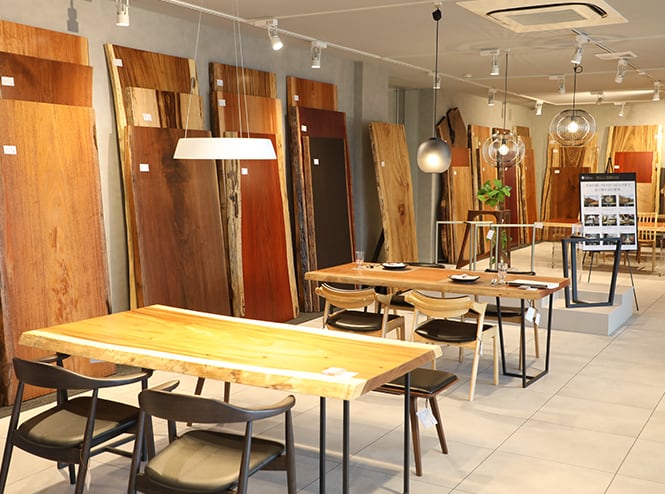 日本有数の家具産地、大川。その歴史に培われた技術から生まれる一枚板のぬくもりを届けます。