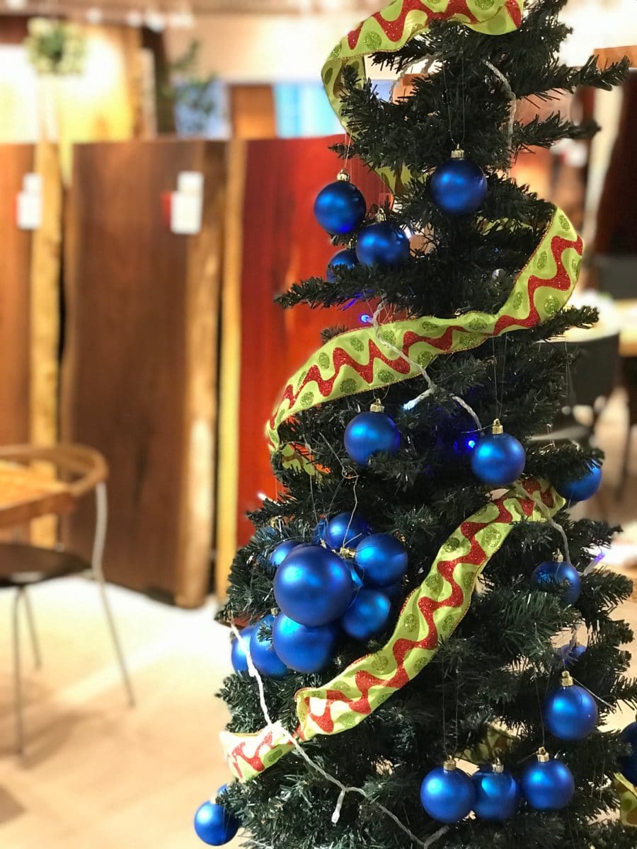 一枚板とクリスマスツリー