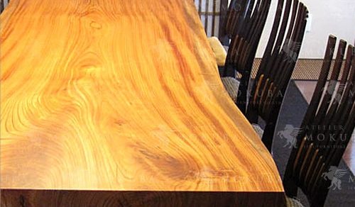 直径１メートル超の丸太から作られた欅（ケヤキ）一枚板テーブル