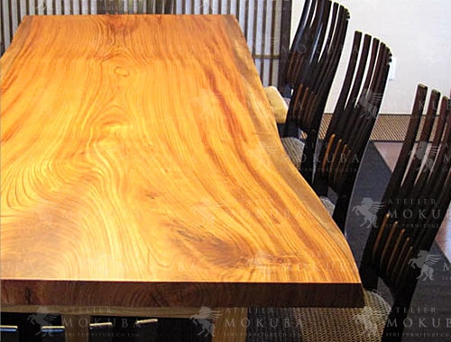 直径１メートル超の丸太から作られた欅（ケヤキ）一枚板テーブルの画像