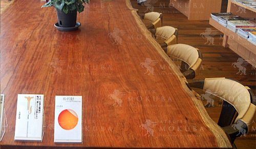 ブビンガ材を使った特大の一枚板テーブル