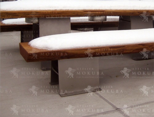 屋外にも強いチーク材のテーブルとベンチの画像