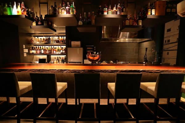 サペリを贅沢に使ったbar 一枚板の専門店 Atelier Mokuba