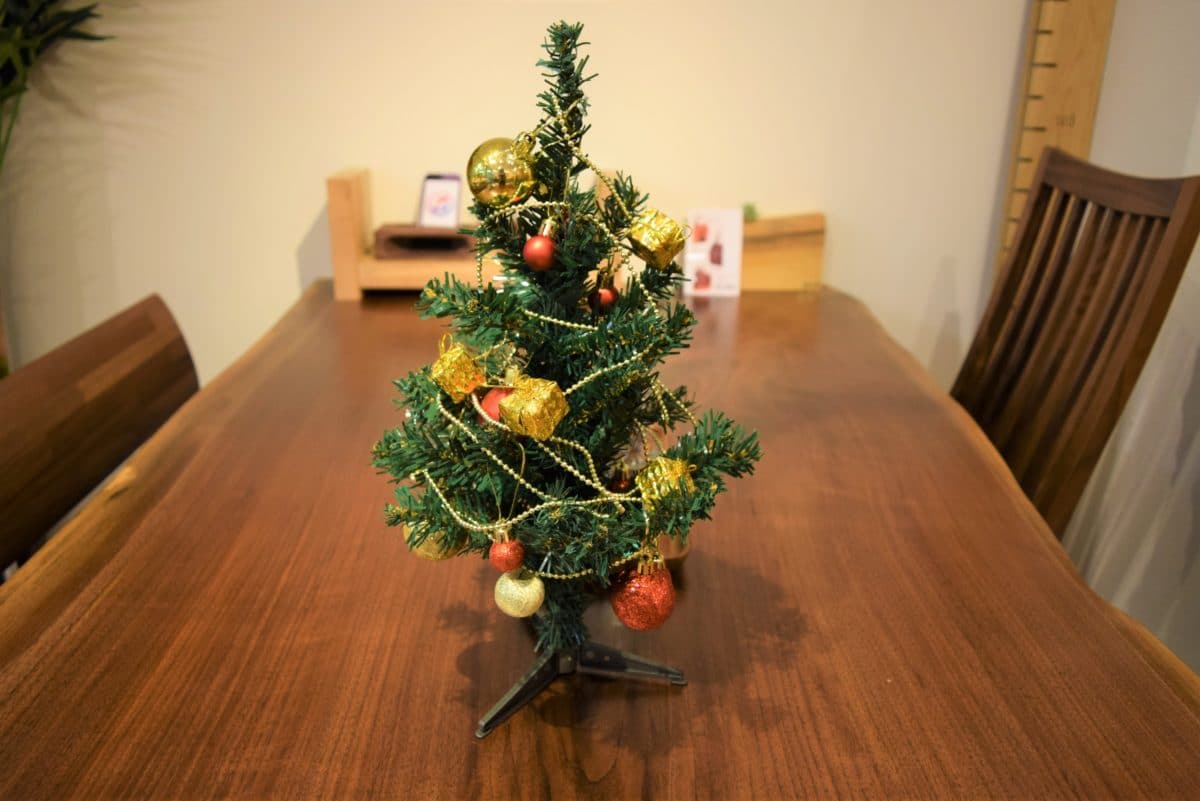 ウォールナット一枚板とクリスマスツリー