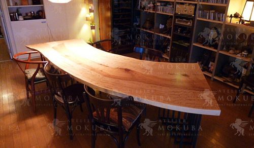 トチ一枚板とスチール脚の組み合わせが素敵なテーブル