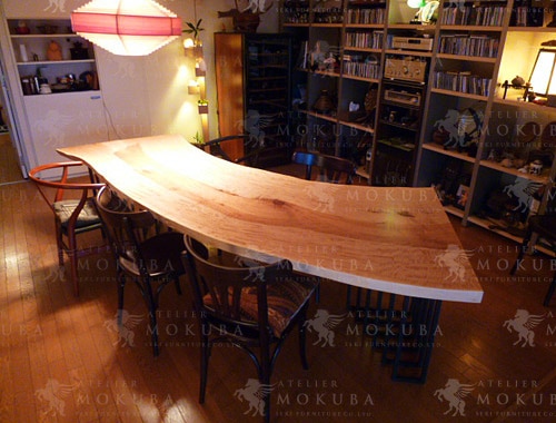 トチ一枚板とスチール脚の組み合わせが素敵なテーブルの画像