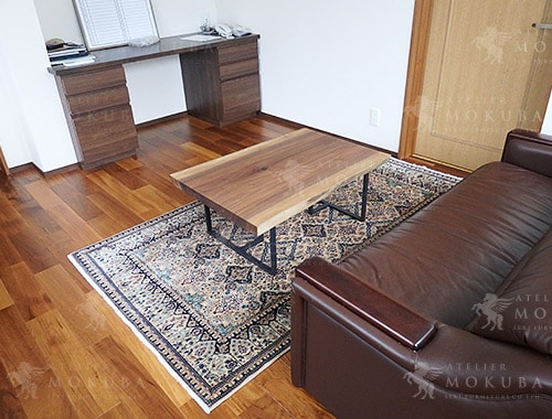 ウォールナット一枚板リビングテーブル、ナイン絨毯の画像