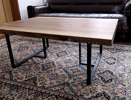 ウォールナット一枚板リビングテーブル、ナイン絨毯の画像