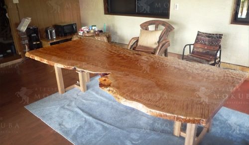 杢や木肌が美しい、トチ一枚板テーブル