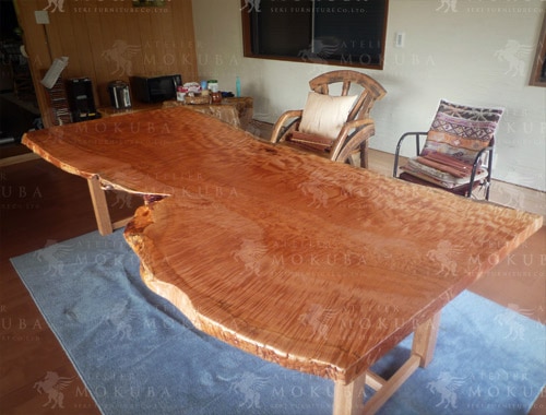 杢や木肌が美しい、トチ一枚板テーブルの画像