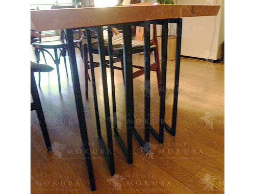 トチ一枚板とスチール脚の組み合わせが素敵なテーブルの画像