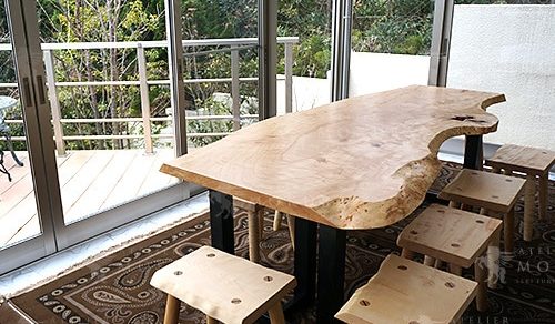 栃（トチ）一枚板テーブル、メイメ ペルシャ絨毯