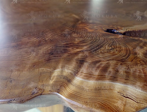 屋久杉の味わいあるカタチが魅力的な座卓の画像