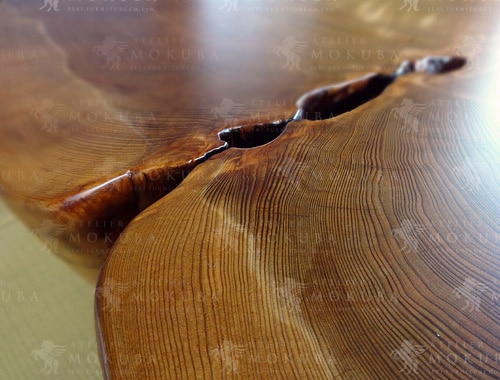 屋久杉の味わいあるカタチが魅力的な座卓の画像