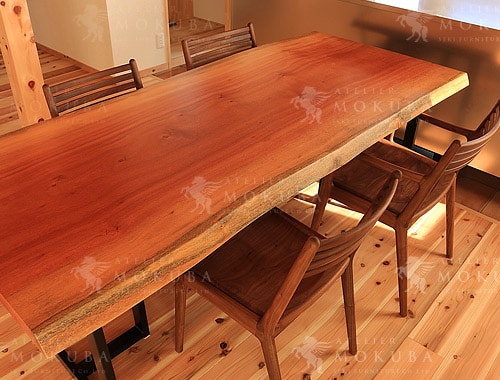 木の温もりを感じるアフリカンチェリーのテーブルの画像