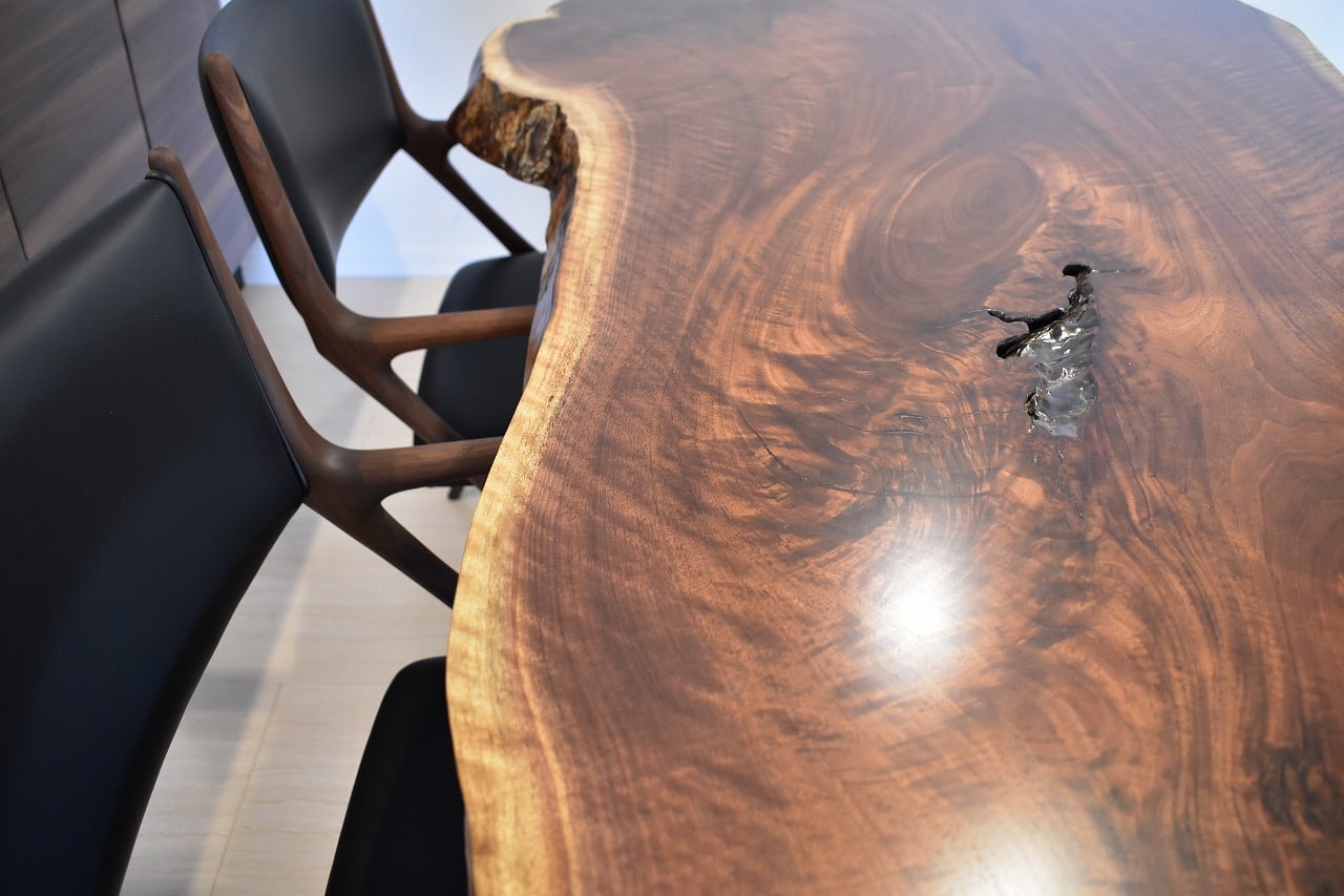 ウォールナットダイニングテーブル　モンキーポッドデスク　ハッジコレクション絨毯の画像
