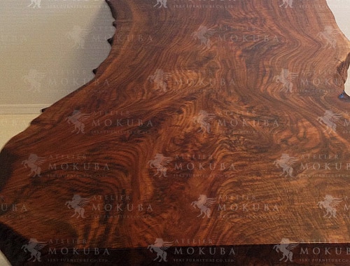 美しい木目と模様が魅力的なクラロウォールナット一枚板テーブルの画像