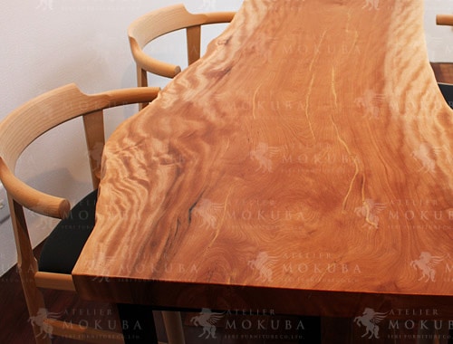 きらり輝く木目が美しい、水目桜の一枚板ダイニングテーブルの画像