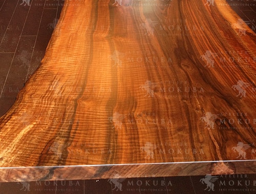 独特の木目と模様が美しい、バストーニュウォールナットのテーブルの画像