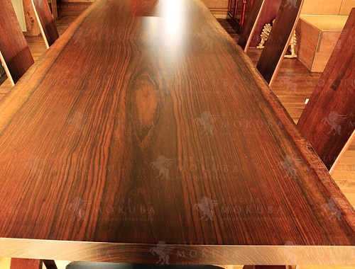 オバンコールの色合いがとても美しい、8人掛けダイニングテーブルの画像