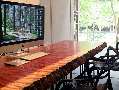 オフィスに映えるブビンガ玉杢の一枚板テーブルの画像