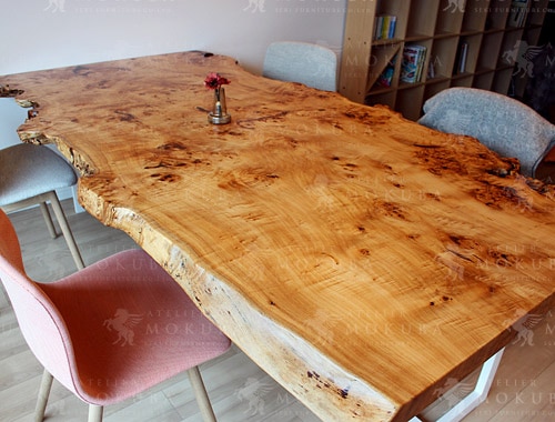 優しい空間に力強さが映える、ポプラ一枚板テーブルの画像