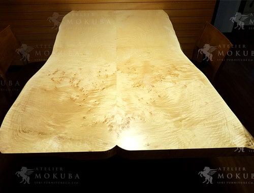 純白の木肌が美しい、栃（トチ）のブックマッチテーブルの画像