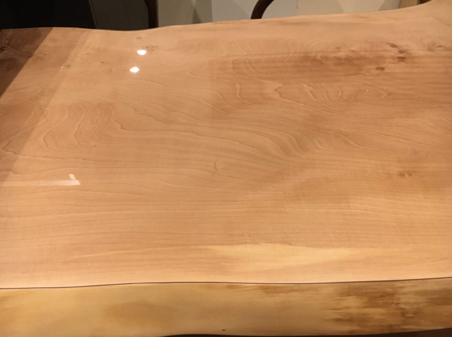 木目の食卓机の画像