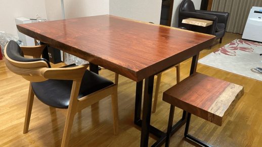 屋久杉一枚板テーブル、槐（えんじゅ）のベンチ、ウォールナットのイス 