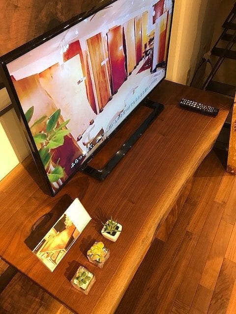 ウォールナット一枚板のテレビボード