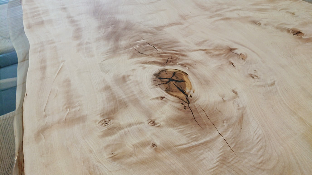 納品事例　トチレジンテーブル　木目のアップ写真
