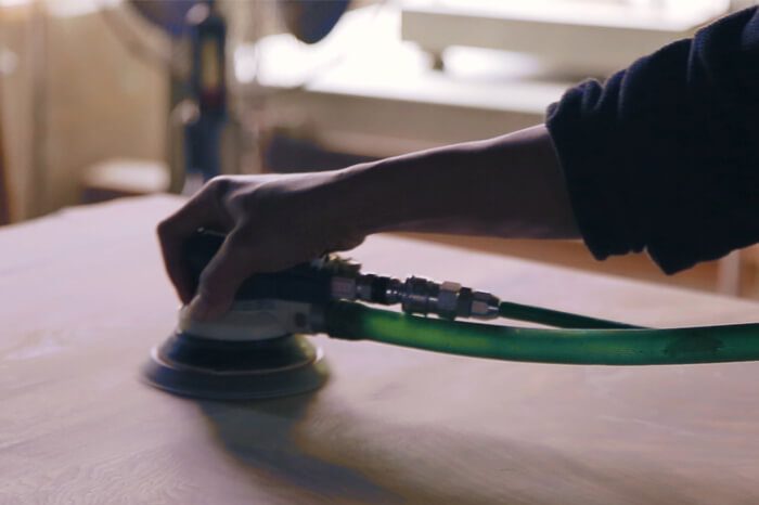 一枚板の研磨作業