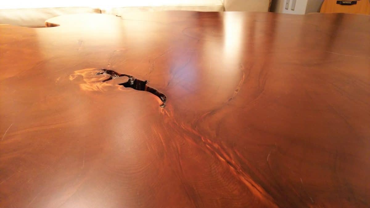イチイのセンターテーブル　表面の様子