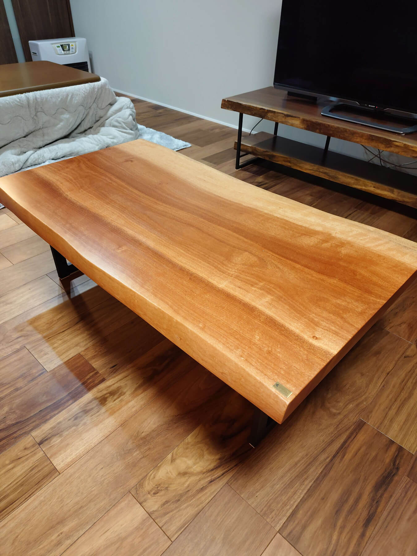 異素材のコンビネーションで温もりを演出したリビング