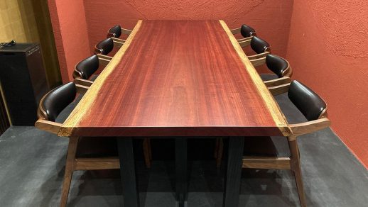 トチの一枚板テーブル事例 – 一枚板の専門店-ATELIER MOKUBA