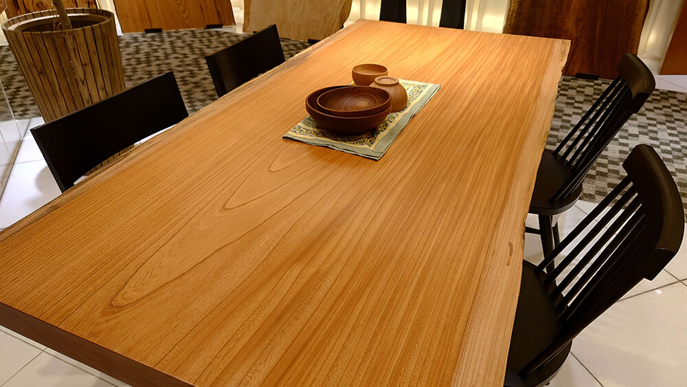 ケヤキの一枚板テーブル