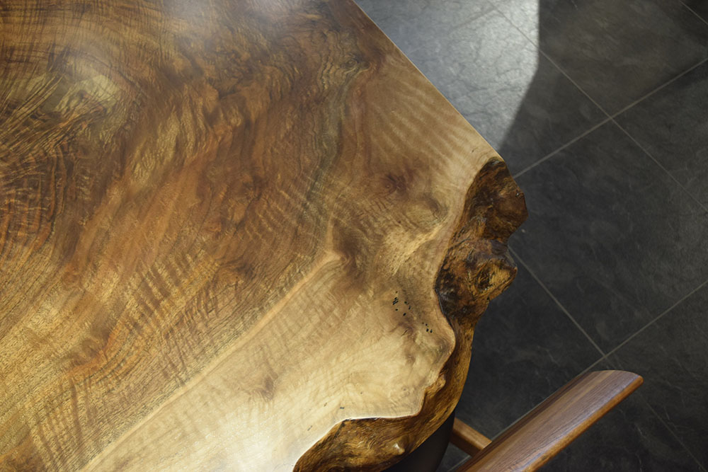高級感と存在感を兼ね備える希少な銘木”バストゥーンウォールナット  