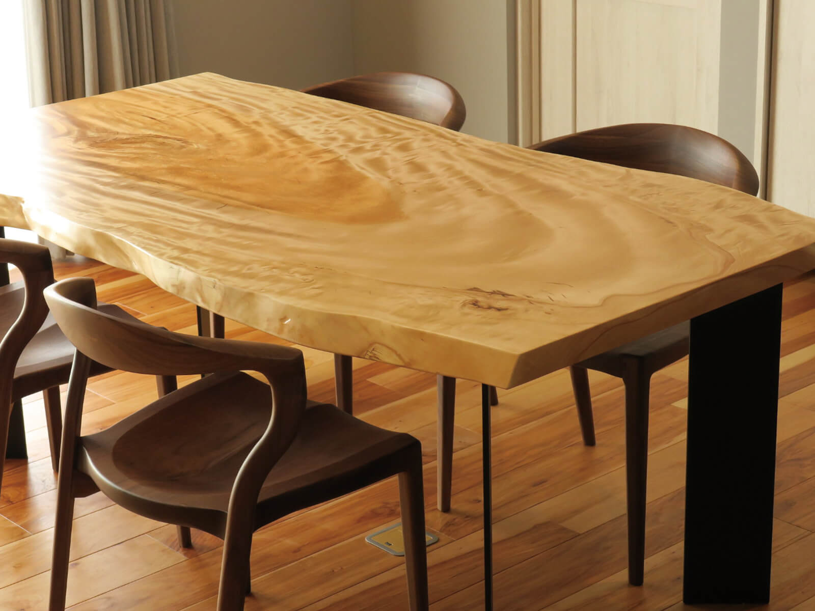 杢が美しいトチ【千葉県 H様】 – 一枚板テーブル・無垢材家具の専門店