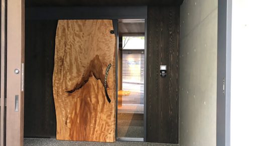 一枚板の玄関扉
