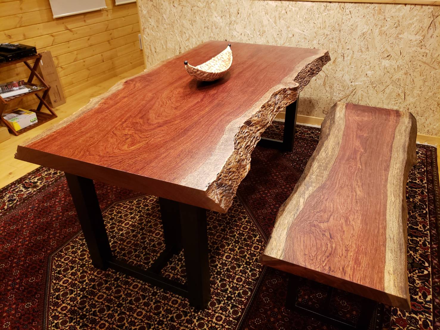 ブビンガの一枚板テーブルとベンチの画像