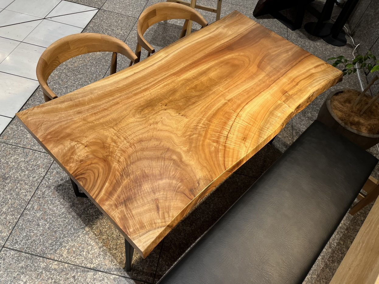 ダイニングテーブルは四角か、丸か？ – 一枚板テーブル、無垢材 天板の  