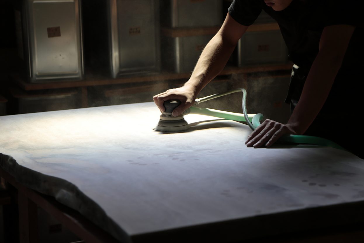 一枚板テーブルの仕上げに塗るウレタン塗装とオイル塗装について解説